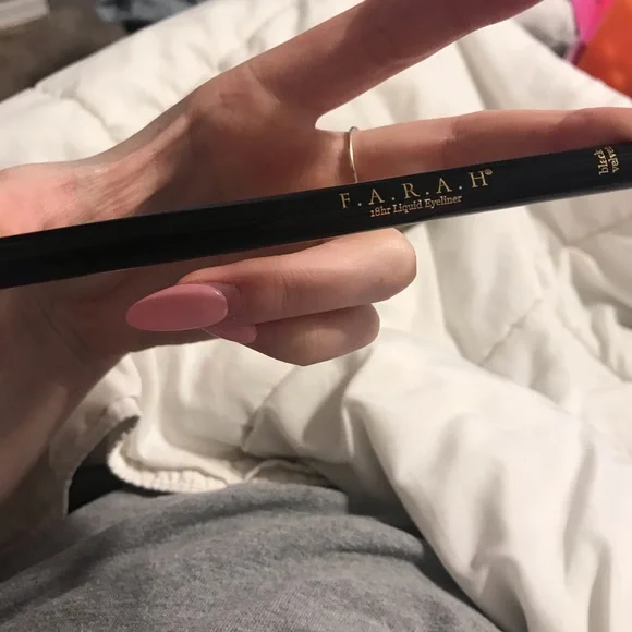 Farah 18 hr liquid eyeliner felt pin point tip marker style pen - Picture 3 of 5